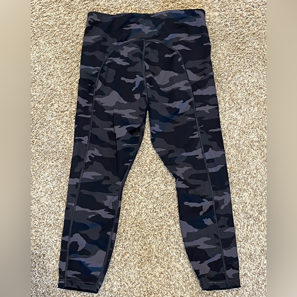 ATHLETA Ultimate Camo Leggings 7/8 size Medium Petite EUC - Picture 3 of 3